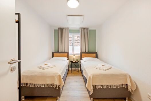 Schlafzimmer mit zwei Einzelbetten