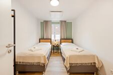 Schlafzimmer mit zwei Einzelbetten