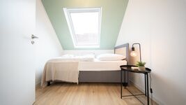 Einzelbett in kleinem Schlafzimmer