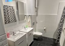 Badezimmer mit 2 Waschbecken / WC