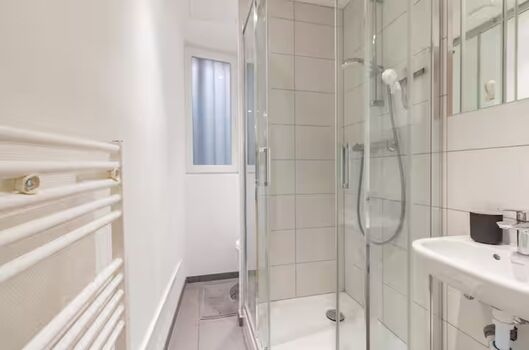 voll ausgestattetes Badezimmer