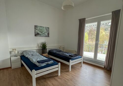 Modernes Apartment mit Balkon und Parkplatz Bild 3