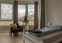 Modernes Apartment mit Balkon und Parkplatz Bild 1