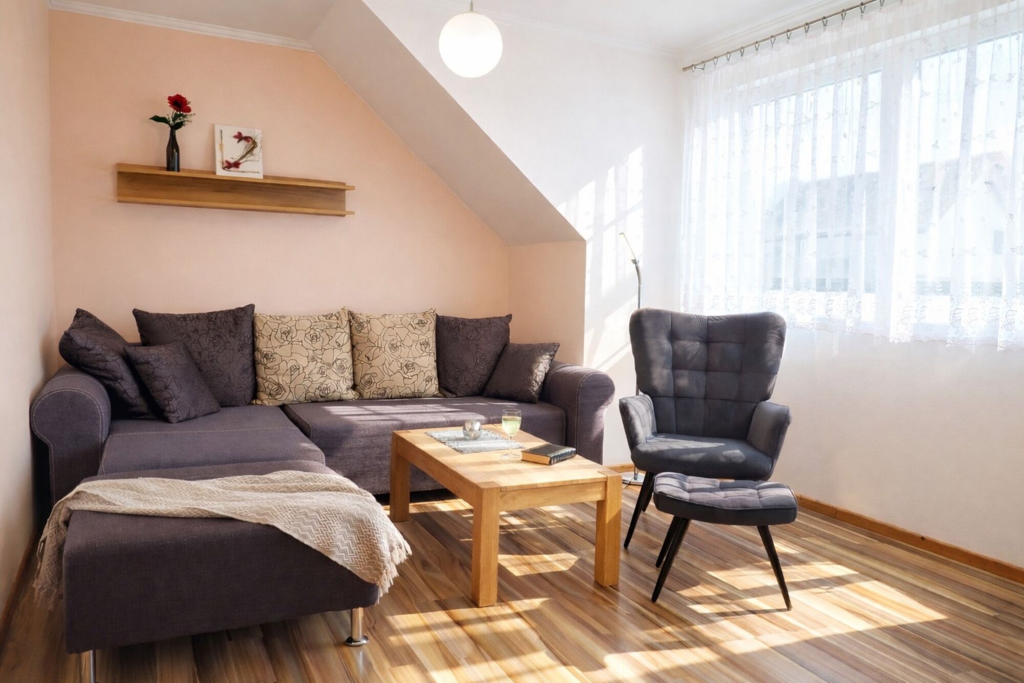 Gemütliches Wohnzimmer mit Schlafsofa