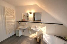 Bad mit Dusche, Wanne, Waschmaschine