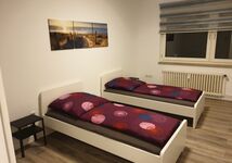 Schlafzimmer mit Einzelbetten und TV