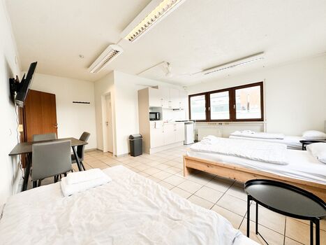 modern living studios in karlsbad Bild 5