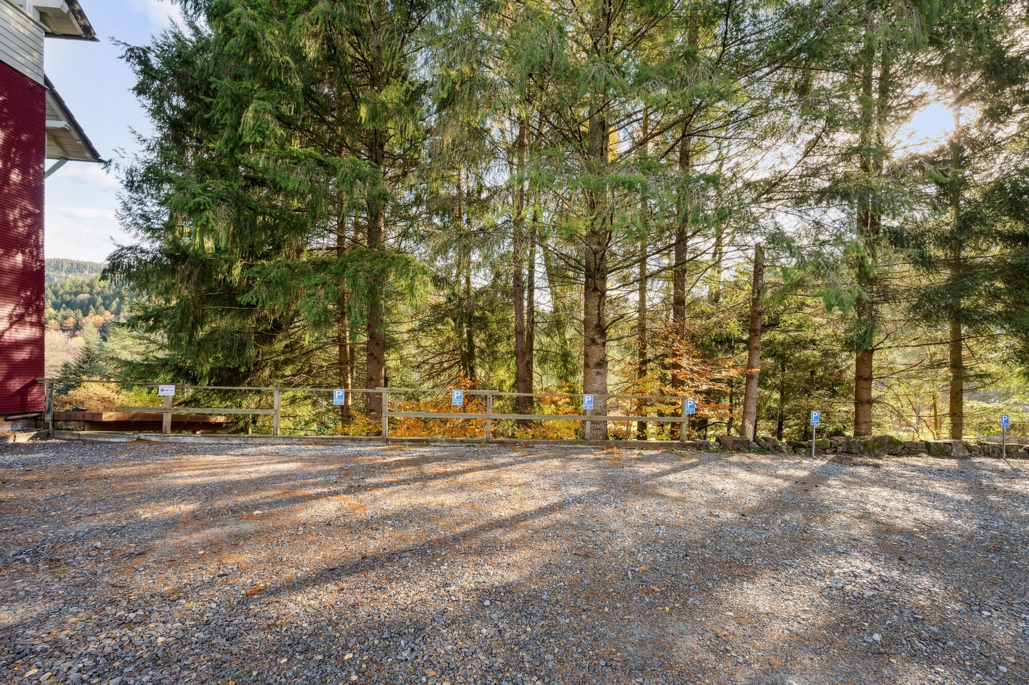 Großer Parkplatz mit ausreichend Platz für mehrere Fahrzeuge – auch größere Transporter oder LKWs können hier problemlos abgestellt werden.