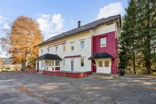 Wunderschön gelegenes Apartmenthaus im Grünen, umgeben von Bäumen und Natur, ideal für einen erholsamen Aufenthalt.