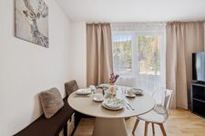 Moderner Esstisch mit gemütlicher Sitzbank und Stühlen – bietet ausreichend Platz für bis zu 6 Personen.