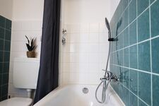 Badewanne mit Dusche Badewanne mit Duschfunktion, Handbrause und Duschvorhang.