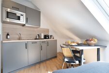 Modern eingerichtete Studios mit voll ausgestatteter Küche Bild 19