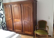 Schrank in Schlafzimmer 1 