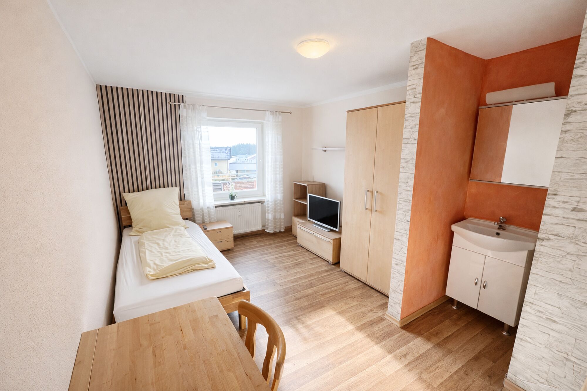 Einzelzimmer mit Dusche und Küche