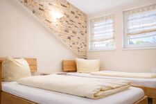 Dreibettzimmer mit Dusche