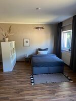 Geräumiges Schlafzimmer mit drei Betten, 1 Doppelbett 140/200 und 2 Einzelbetten 90/200, praktisch mit einem Sichtschutz getrennt