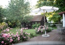 urgemütliche Terrasse und romantischer Garten