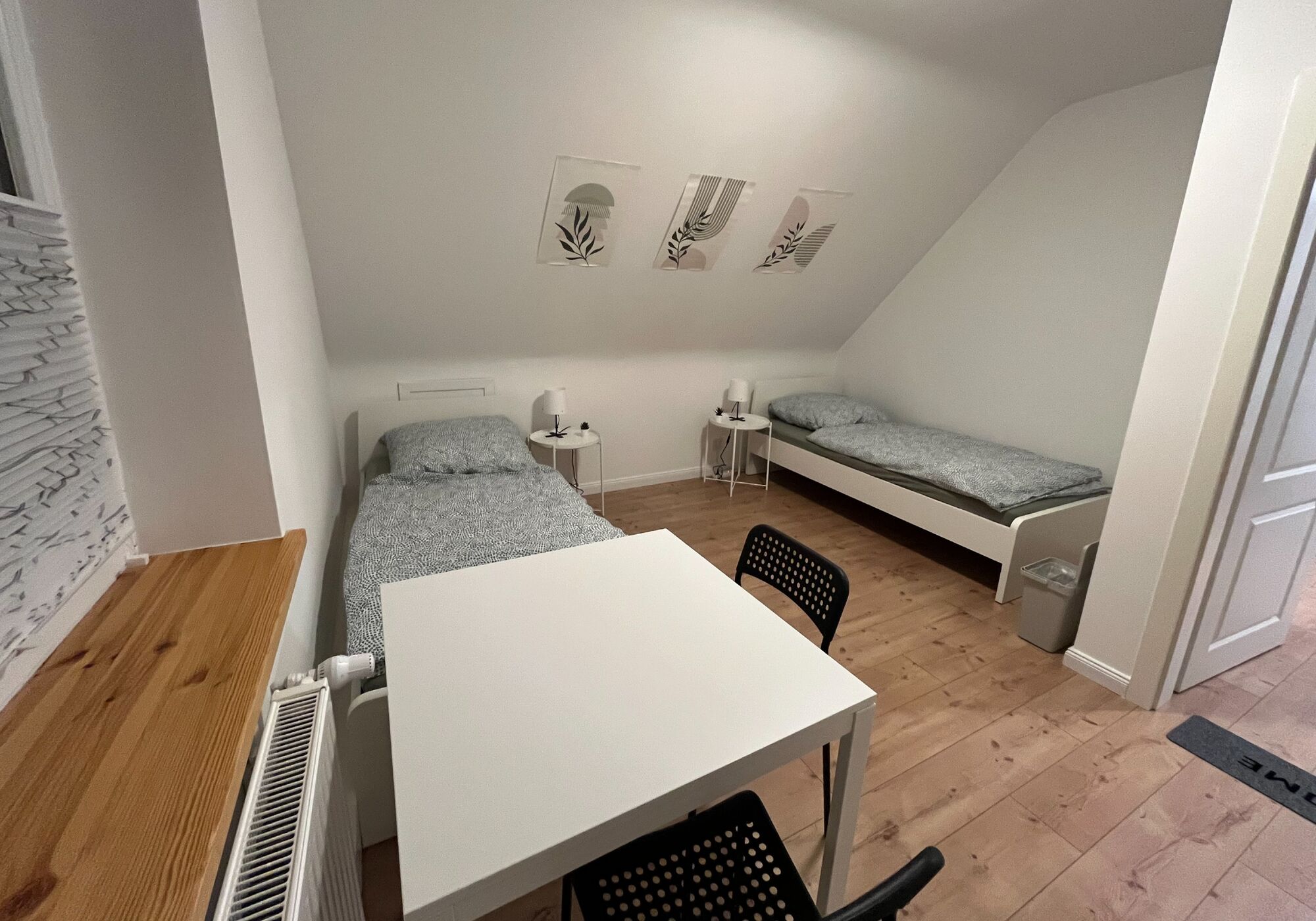 Doppelzimmer mit Esstisch im Zimmer