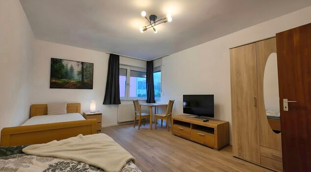 Große Wohnung für 3-7 Leute mit Balkon und extra WC + eigener Parkplatz Bild 3