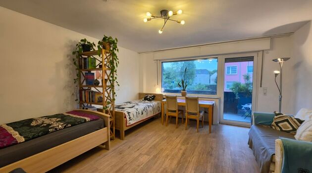 Große Wohnung für 3-7 Leute mit Balkon und extra WC + eigener Parkplatz Bild 2