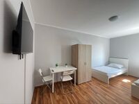 Doppelzimmer mit zwei Einzelbetten (90x200cm). Inklusive Bettwäsche und Bezüge. Jedes Schlafzimmer hat ein eigenen Arbeitstisch, Kleiderschrank, TV und Minikühlschrank.