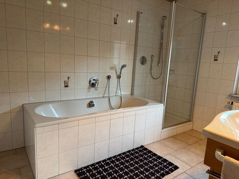 MB Homes Reutlingen (ganzes Haus) 4-8 Personen Langzeit Firmen. Bild 3