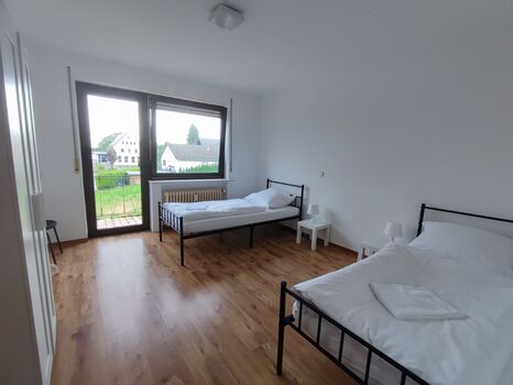 Große Wohnung, 3 Doppelzimmer Max. 7 Pers. Top Anbindung Bild 1