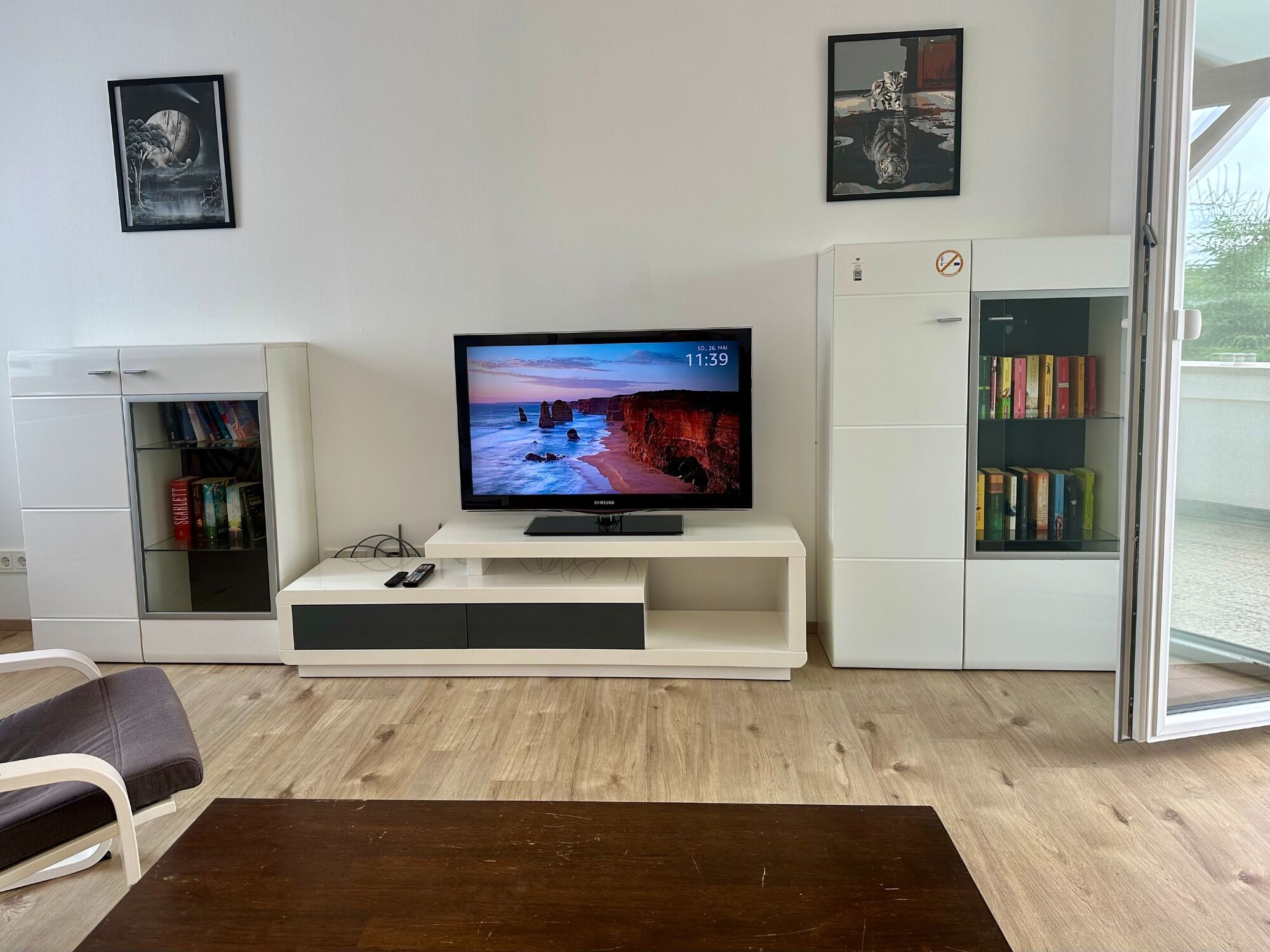 Wohnzimmer mit TV (Satellitenempfang, WaipuTV, Netflix, AmazonPrime)