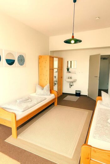 40 Einzel + Doppelzimmer | Raucher/Nichtraucher Zimmer | Parkplatz