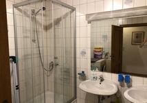 Wohnung 1: Bad mit zwei Waschbecken, Dusche, Waschmaschine, sep. WC