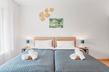 Schlafzimmer 1 mit zwei hochwertigen Boxspringbetten. Die Betten können wahlweise einzeln oder als komfortables Doppelbett gestellt werden.