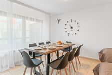 Großer Esstisch mit Sitzplätzen für bis zu 8 Personen, hell und freundlich eingerichtet.