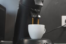  Du: Mache mir die Bildbeschreibungen für Monteuerzimmer.de. Ich lade die Fotos nacheinander hoch. ChatGPT: Perfekt 👍 Laden die Fotos einfach nacheinander hoch, ich mache dir passgenaue Bildbeschreibungen für Monteurzimmer.de. So arbeite ich dabei (damit du weißt, was du bekommst): SEO-optimiert für Monteure & Firmen (klar, sachlich, vertrauensbildend) Fokus auf Funktion, Sauberkeit, Schlafkomfort & Ausstattung Keine Airbnb-Romantik, sondern buchungsrelevante Fakten Kurz & knackig (genau so, wie Monteurzimmer.de es mag) 👉 Einfach erstes Foto hochladen, ich lege direkt los. Wenn du willst, kann ich die Texte später auch vereinheitlichen (gleicher Stil über alle Zimmer). Du: Hochgeladenes Bild ChatGPT: Hier ist eine passende Bildbeschreibung für Monteurzimmer.de – sachlich, klar, buchungsrelevant: Helles Wohn- und Esszimmer mit Smart-TV und Netflix. Großer Flachbildfernseher, Sitzbereich sowie Esstisch für gemeinsame Mahlzeiten. Offene Kleiderständer und Regale bieten ausreichend Stauraum für längere Aufenthalte. Viel Tageslicht durch große Fensterfront. 👉 Lade gern das nächste Foto hoch, dann mache ich direkt weiter. Du: Bitte kürzer ChatGPT: Klar 👍 Helles Wohn- und Esszimmer mit Smart-TV und Netflix, Esstisch und viel Tageslicht. Du: Hochgeladenes Bild ChatGPT: Großer Esstisch mit Sitzplätzen für mehrere Personen, hell und freundlich eingerichtet. Du: Hochgeladenes Bild ChatGPT: Voll ausgestattete Küche mit Herd, Backofen, Kühlschrank und Arbeitsfläche. Du: Hochgeladenes Bild ChatGPT: Moderne Küche mit Mikrowelle, Kaffeemaschine, Wasserkocher und Toaster. Du: Hochgeladenes Bild ChatGPT: Komplett ausgestattete Küche mit Besteck und Küchenutensilien. Du: Hochgeladenes Bild ChatGPT: Kaffeemaschine für schnellen Kaffee oder Espresso.