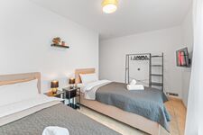 Schlafzimmer 2 mit zwei hochwertigen Boxspringbetten. Die Betten können wahlweise einzeln oder als komfortables Doppelbett gestellt werden.