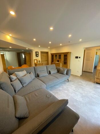 Wohnzimmer mit großer Couch