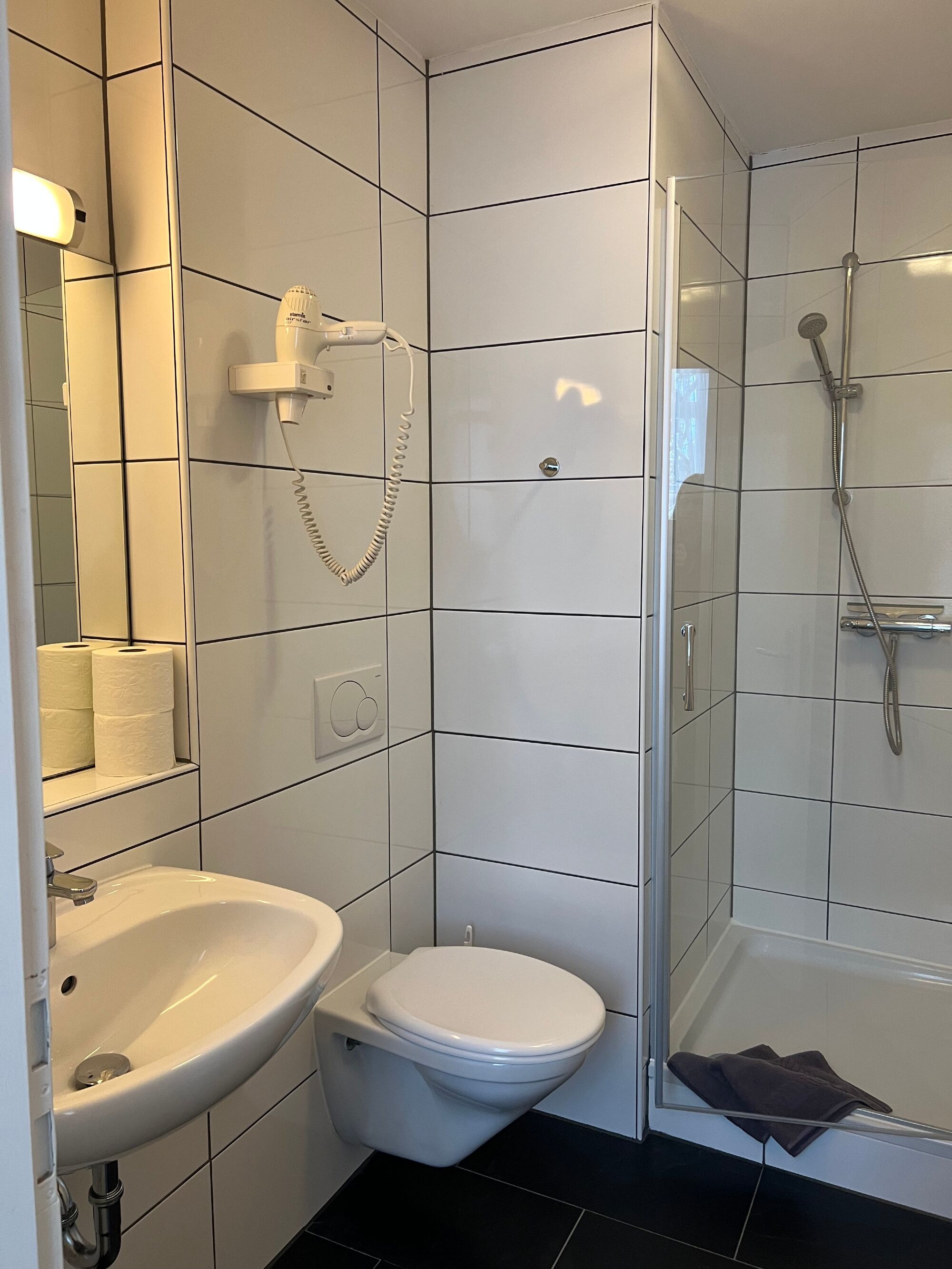 Bad mit Dusche und WC