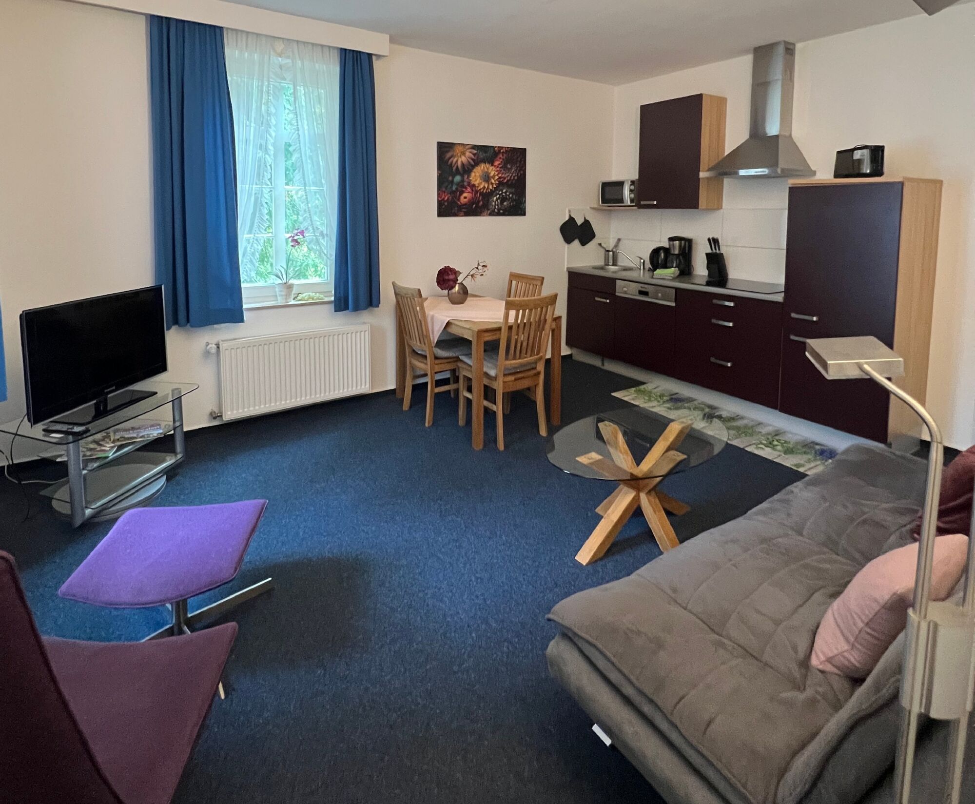 2-Raumappartement im Knickwall 2 Landhausvilla, Wohn-Esszimmer.