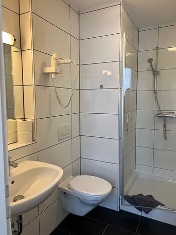 Bad mit Dusche und WC