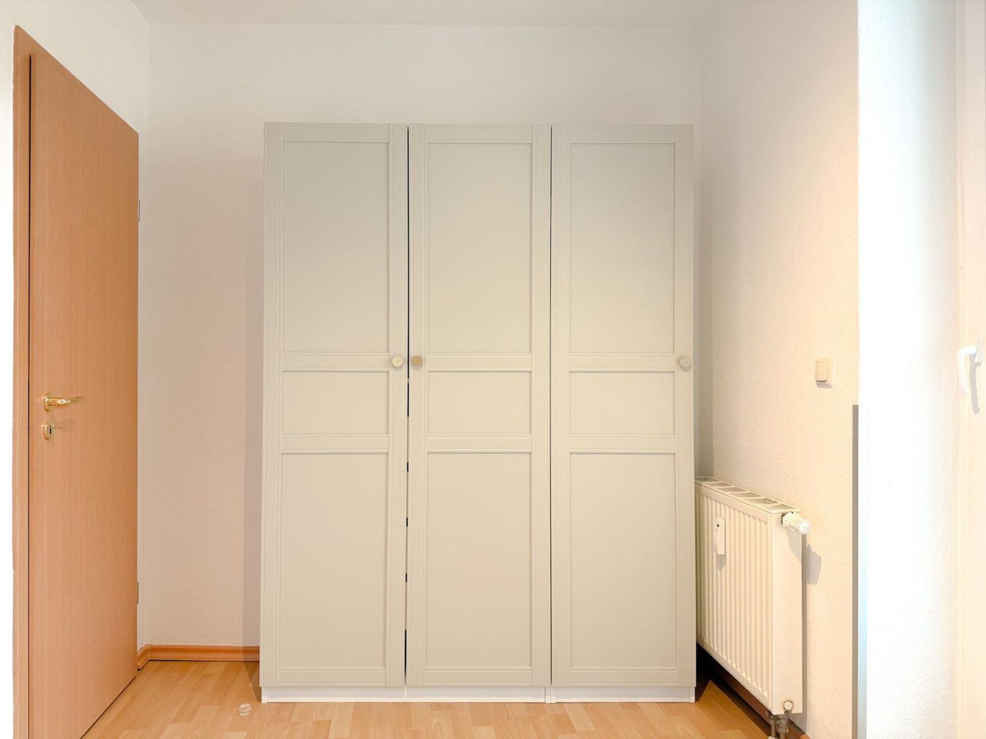 Schrank mit großzügigem Stauraum