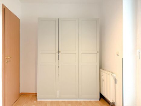 Schrank mit großzügigem Stauraum