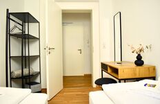 Zimmer 2: *2 Boxspringbetten *Arbeitsplatz *offenes Regal *Kleiderstange