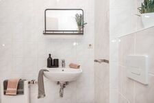 SpaceStays Monteursapartment krefeld Küche Wifi ! Bild 7