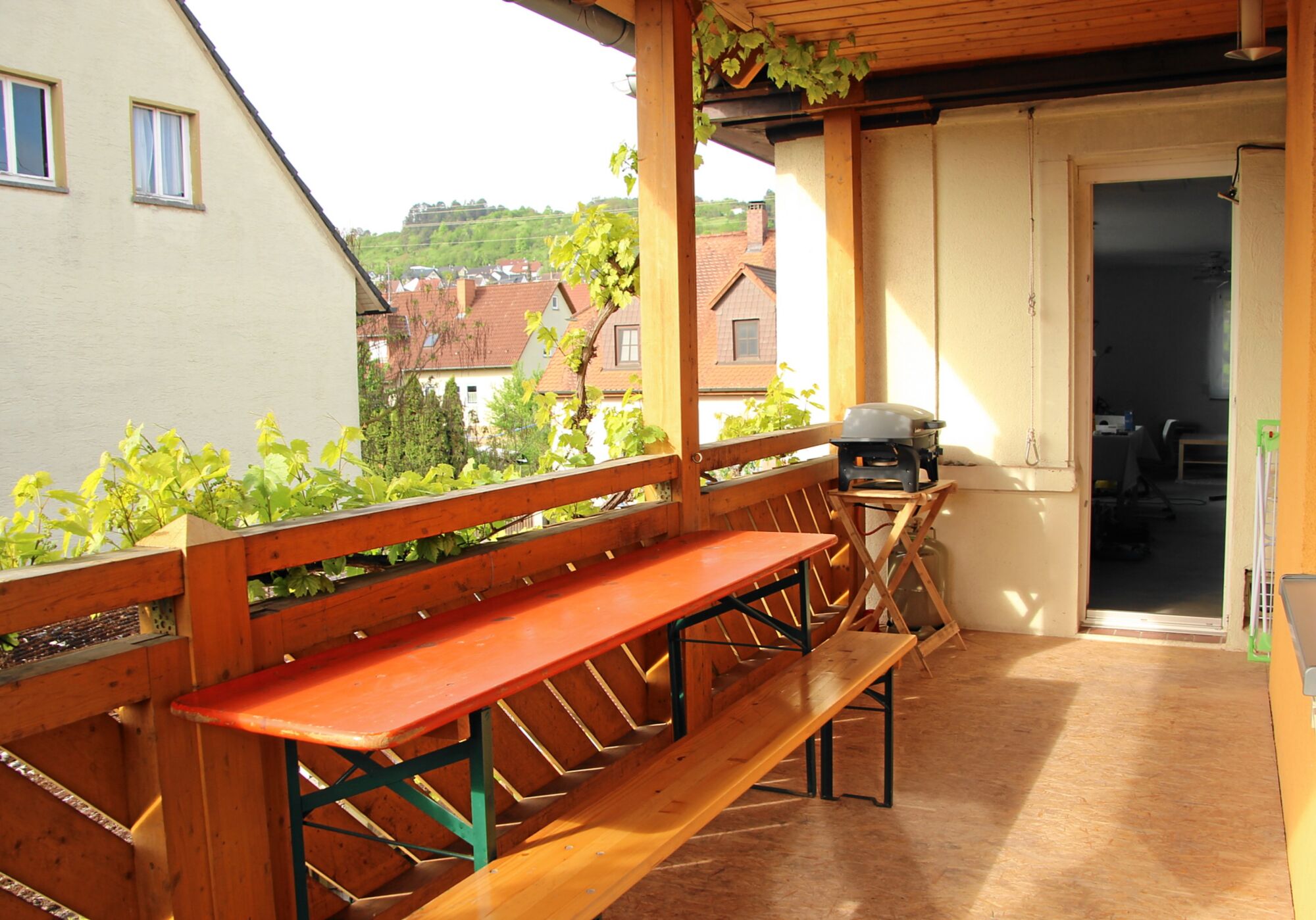 großer Balkon mit Grillmöglichkeit