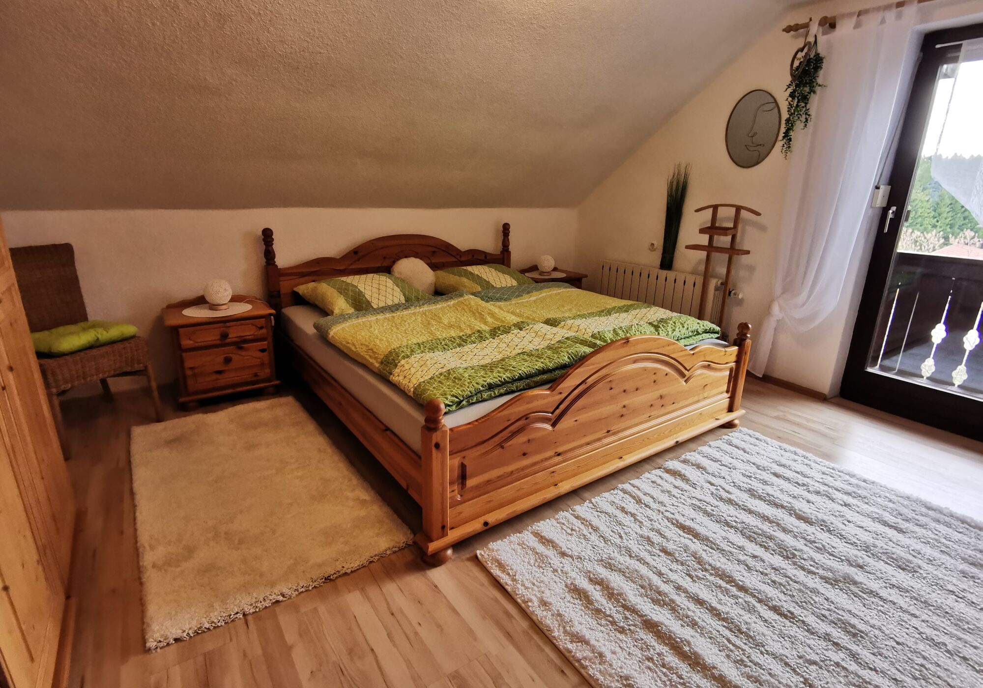 1. Schlafzimmer mit Doppelbett 1,80 x 2,00 m