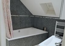 Badezimmer (Badewann und WC) - Dachgeschosswohnung