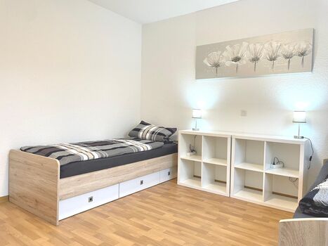 Balkon und Parkplätze | 3-12 Personen | Einzelzimmer möglich Bild 2