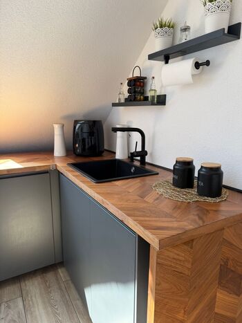 Küche mit Spülmaschine und Airfryer Mikrowelle und Backofen