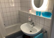 Badezimmer mit Wanne, WC, Waschtisch und WM