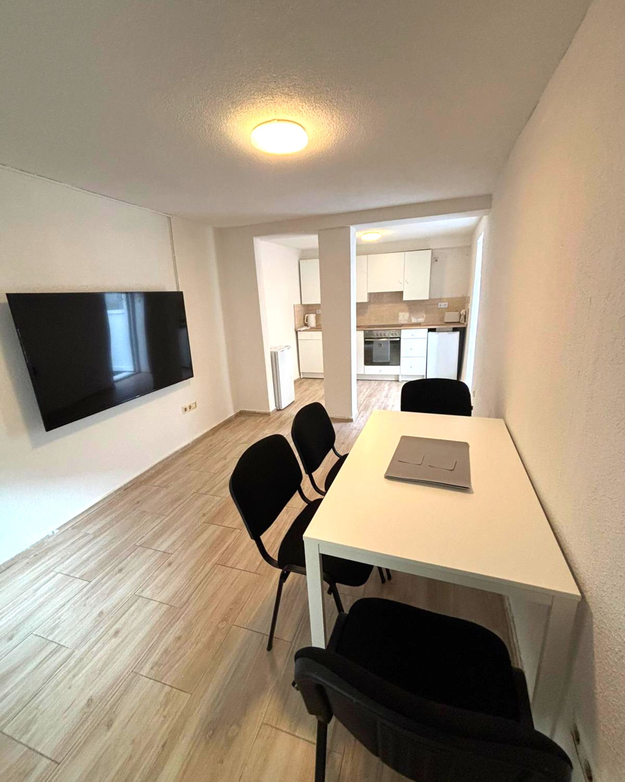 Esszimmer mit Fernseher