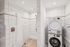 Dusche und Waschbereich